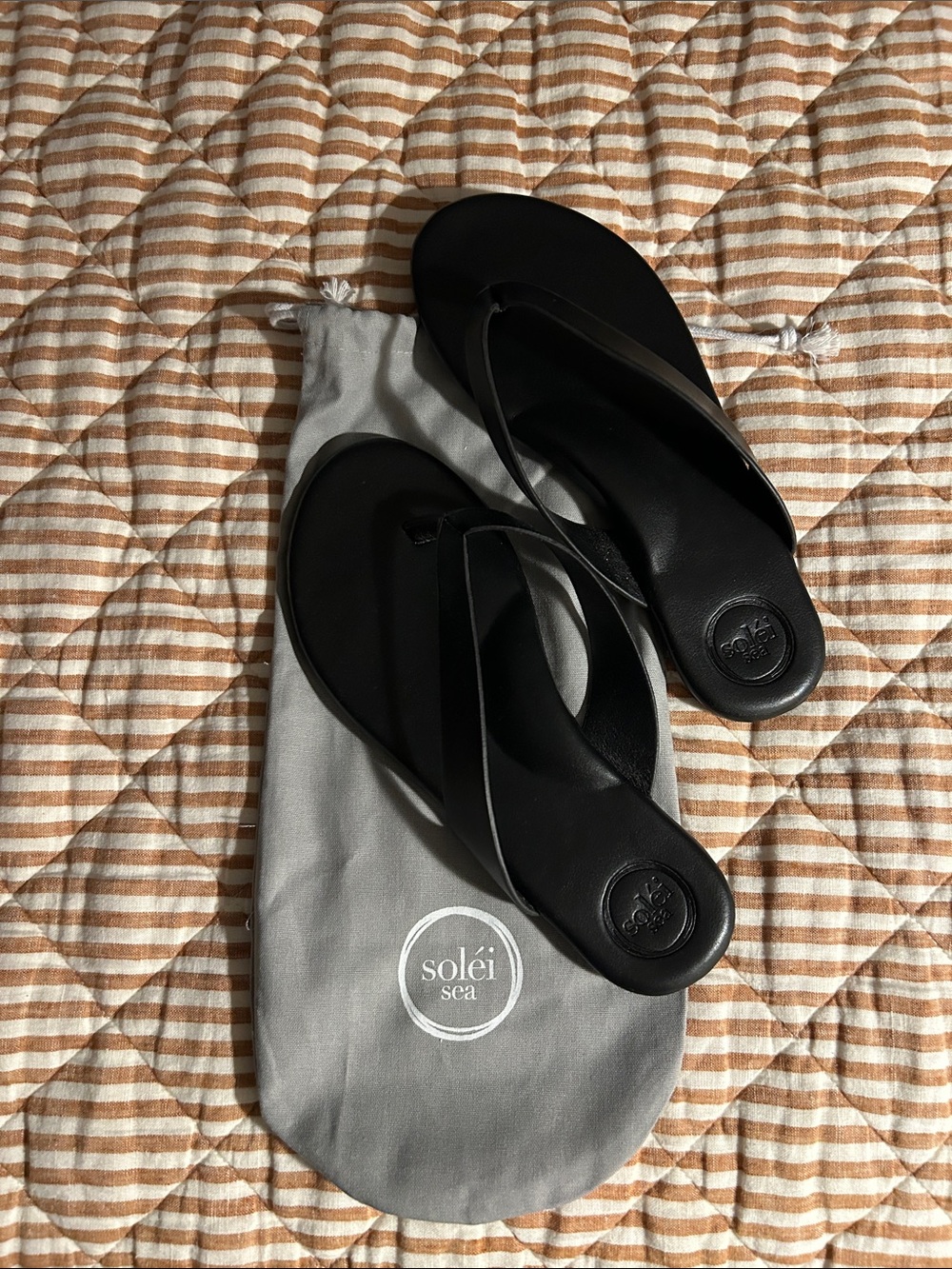 Solei Sea Women's Black Leather Thong Sandals